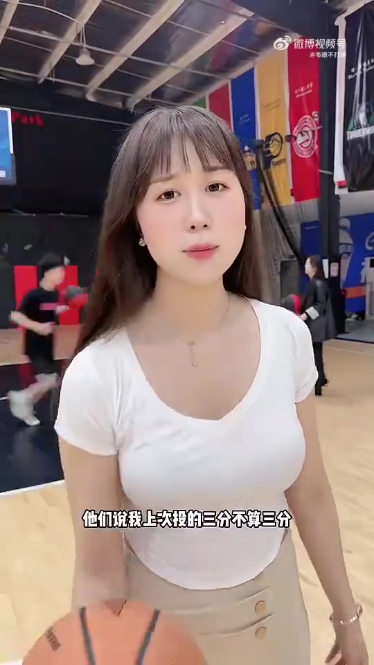 黑丝包臀裙！你说摆拍吧，她又有点东西